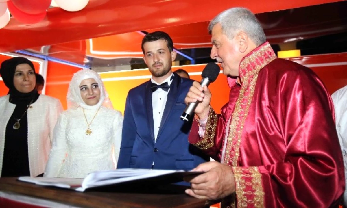 Başkan Karaosmanoğlu, Darıca\'da Milli İrade Çiftinin Nikahını Kıydı