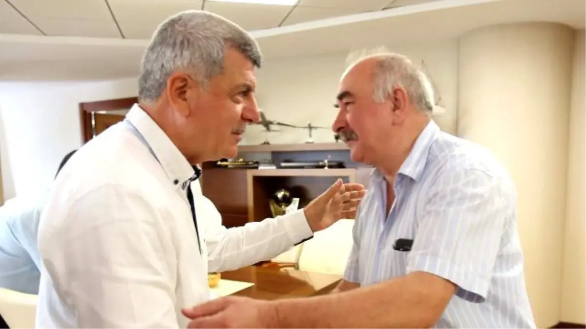 Başkan Karaosmanoğlu, \'\'Partiler demokrasinin olmazsa olmazıdır\'\'