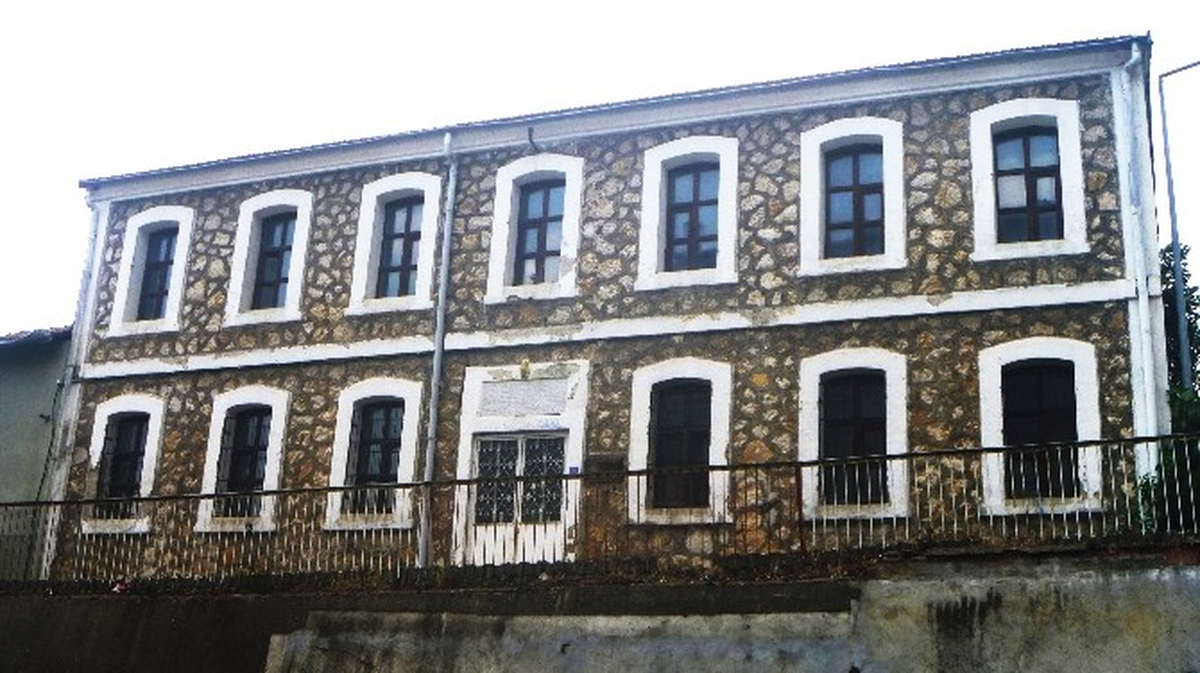 Bilecik\'te Tarihi Taş Bina İlgisizlikten Dökülüyor