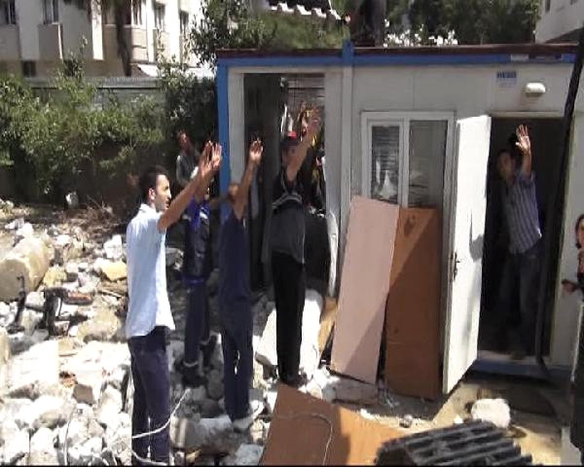 Binadan Kopan Beton Parçasından Yatak Korudu