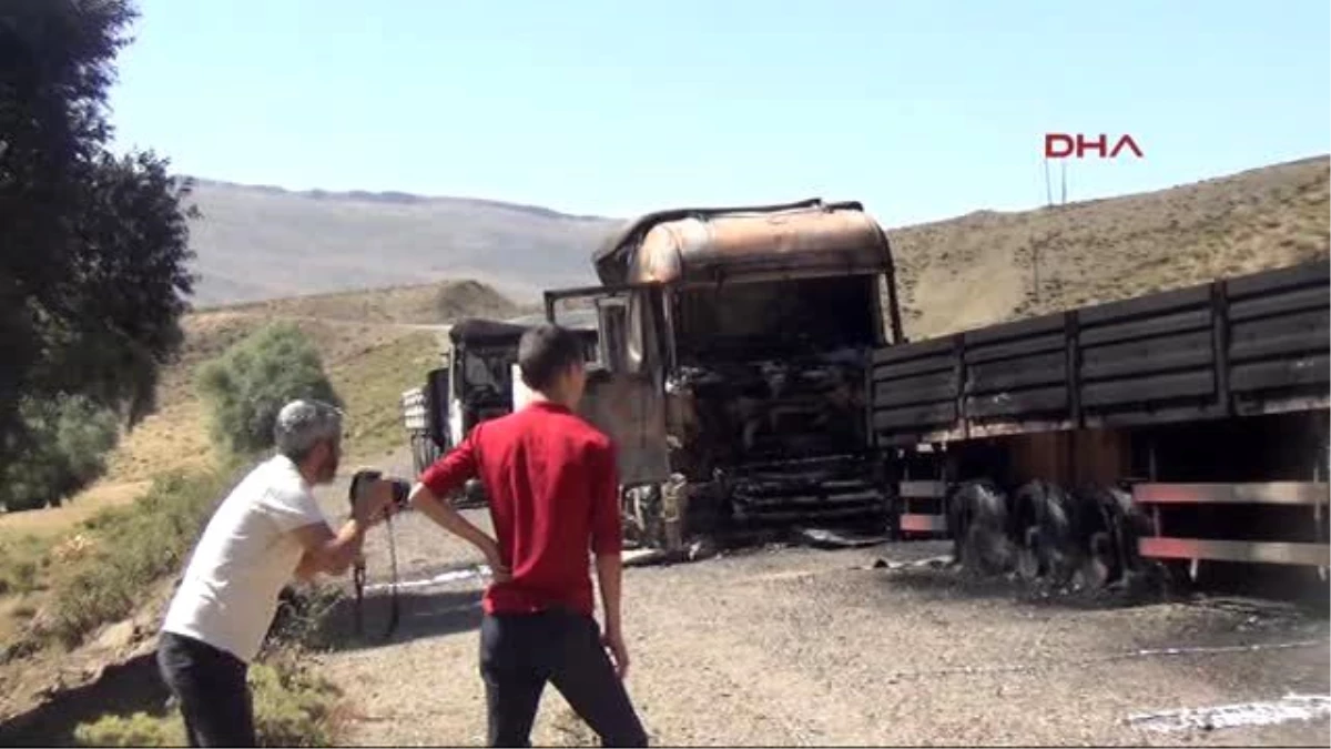 Bingöl\'de Yol Kesen PKK\'lılar 5 Aracı Ateşe Verdi, 1 Şoförü Yakmak İstedi
