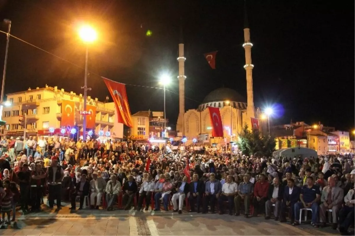 Develi Halkı Gündüz İşinde Gece Demokrasi Nöbetinde