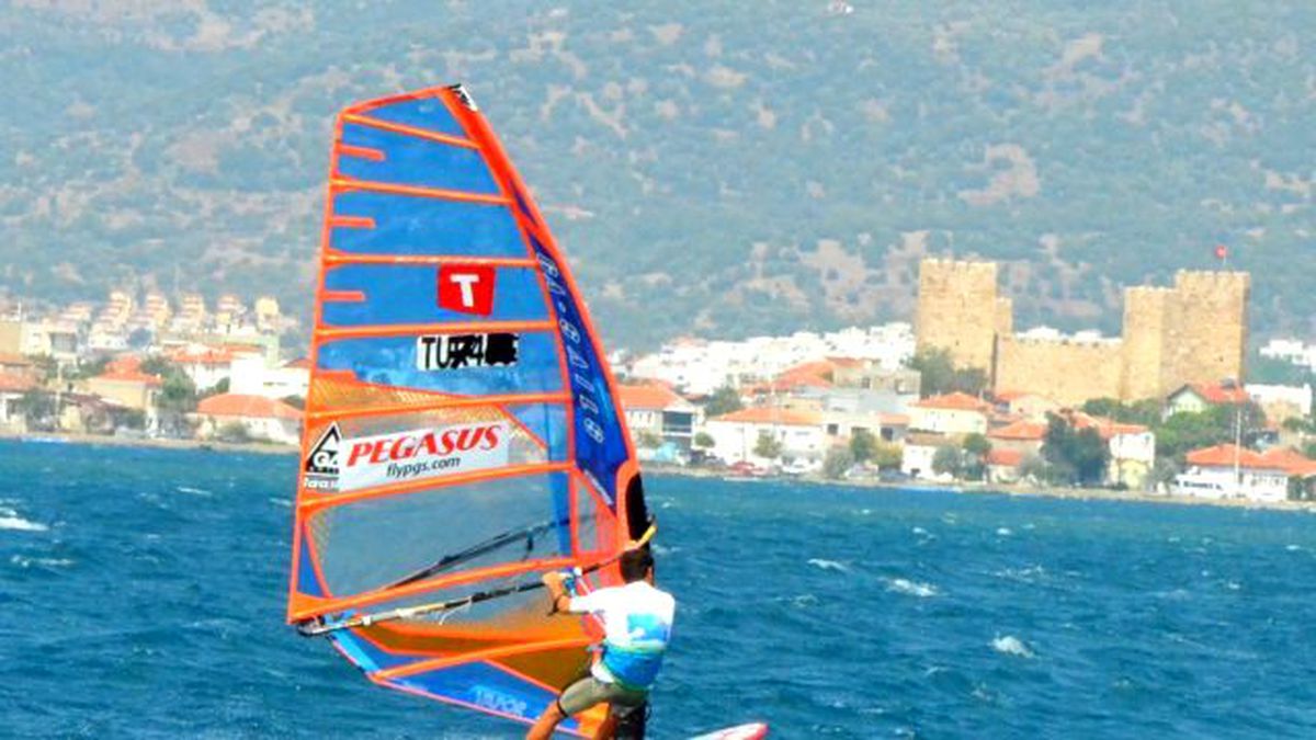 Dikili\'de kıran kırana Windsurf yarışları