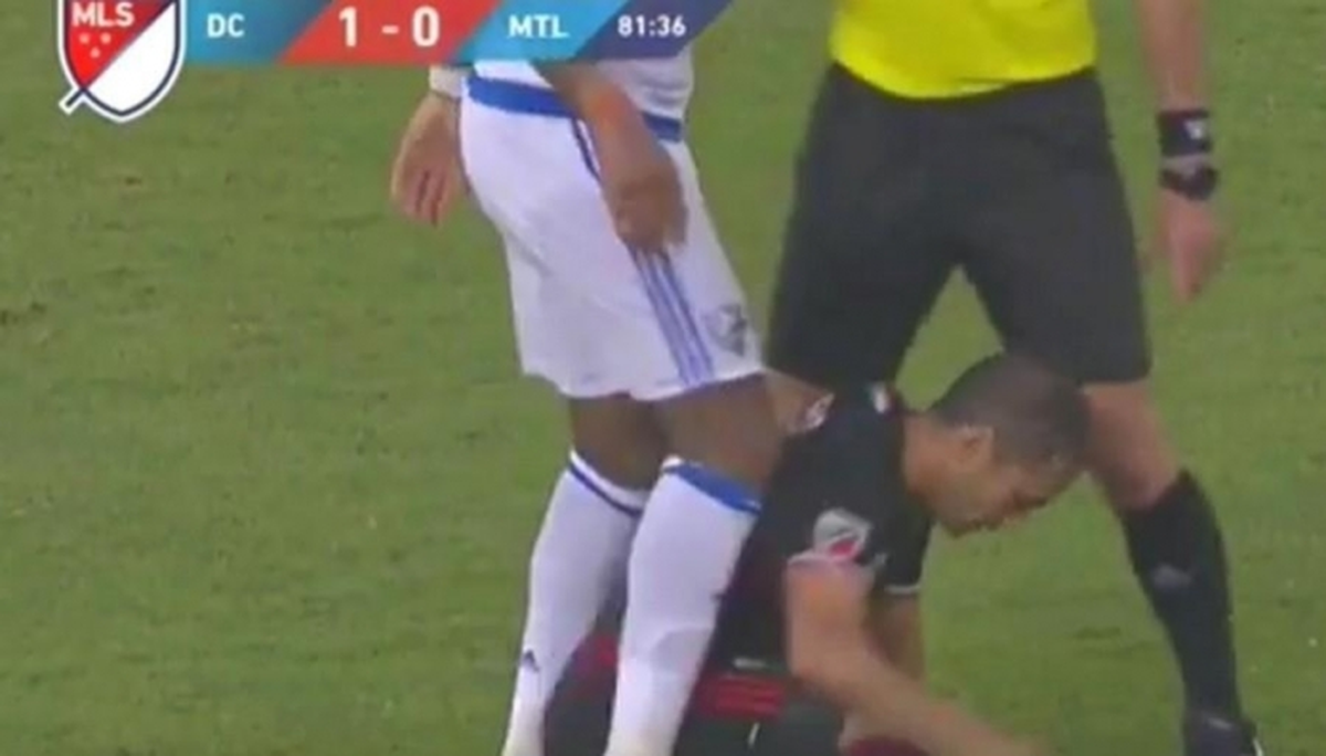 Drogba Çıldırdı! Rakibine Vurunca Kırmızı Kart Gördü