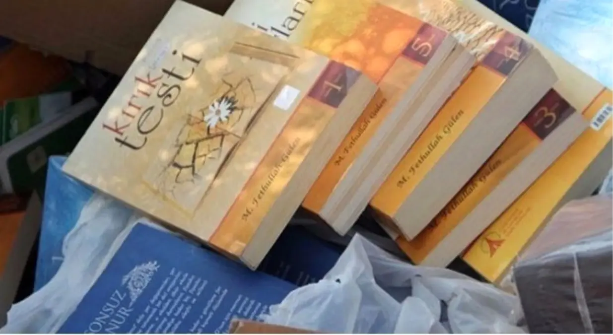 Eskişehir\'de Fetö\'ye Ait 430 Kitap ve 12 Cd\'ye El Konuldu