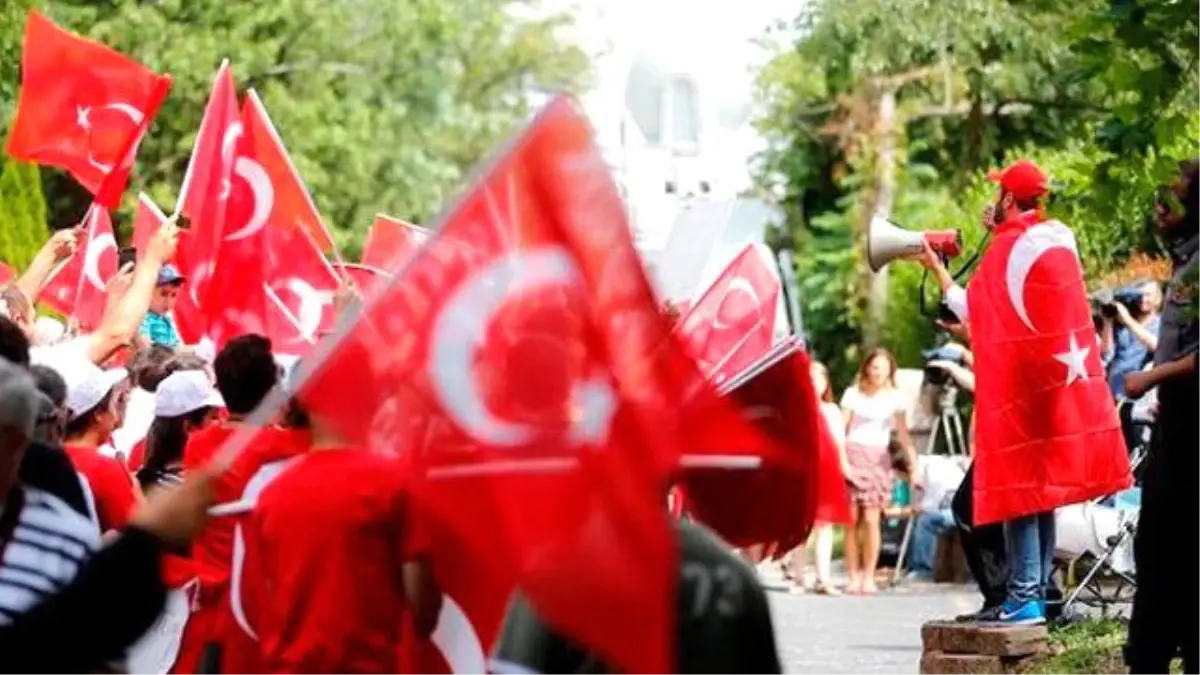 FETÖ Elebaşı, ABD\'deki Malikanesi Önünde İkinci Kez Protesto Edildi