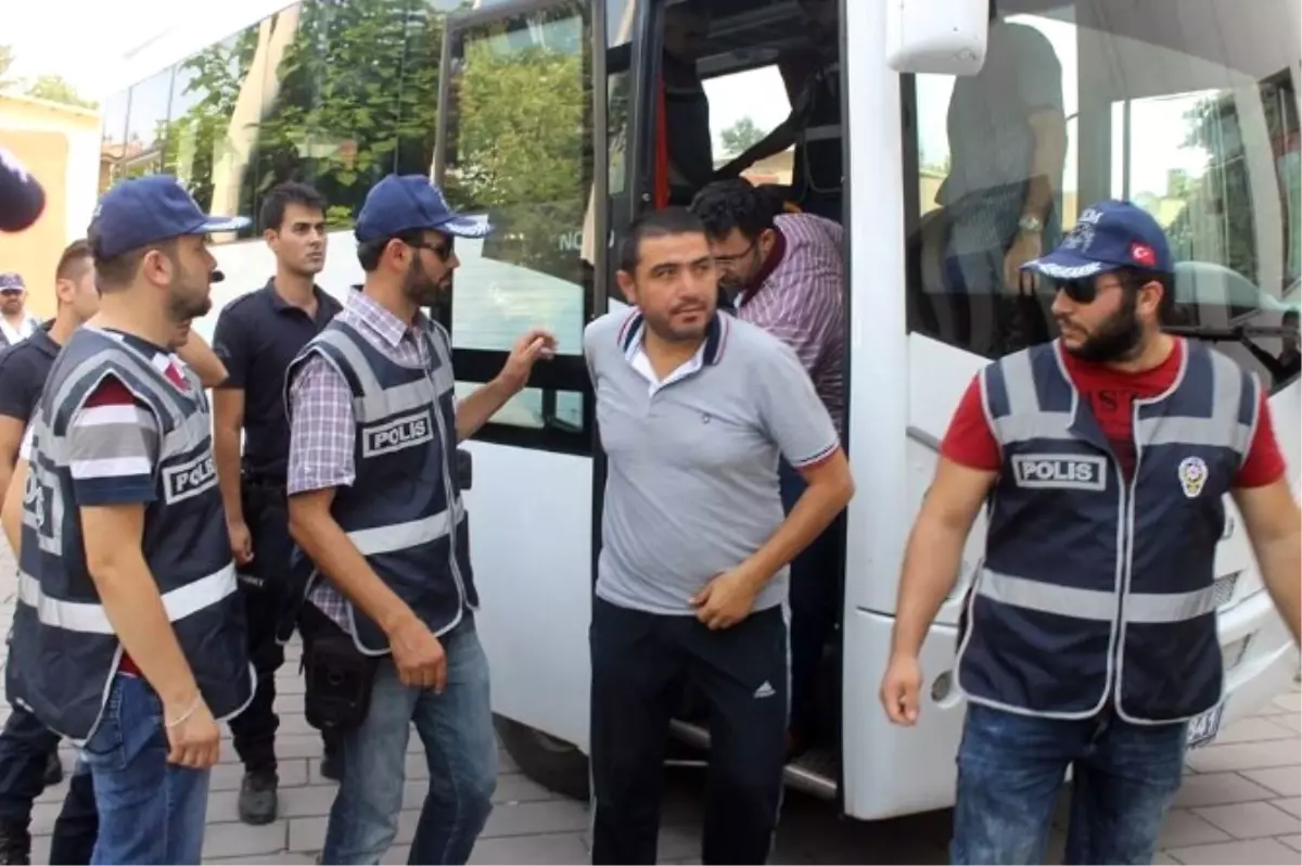 Fetö Soruşturmasında Gözaltına Alınan 25 Polis Adliyeye Sevk Edildi