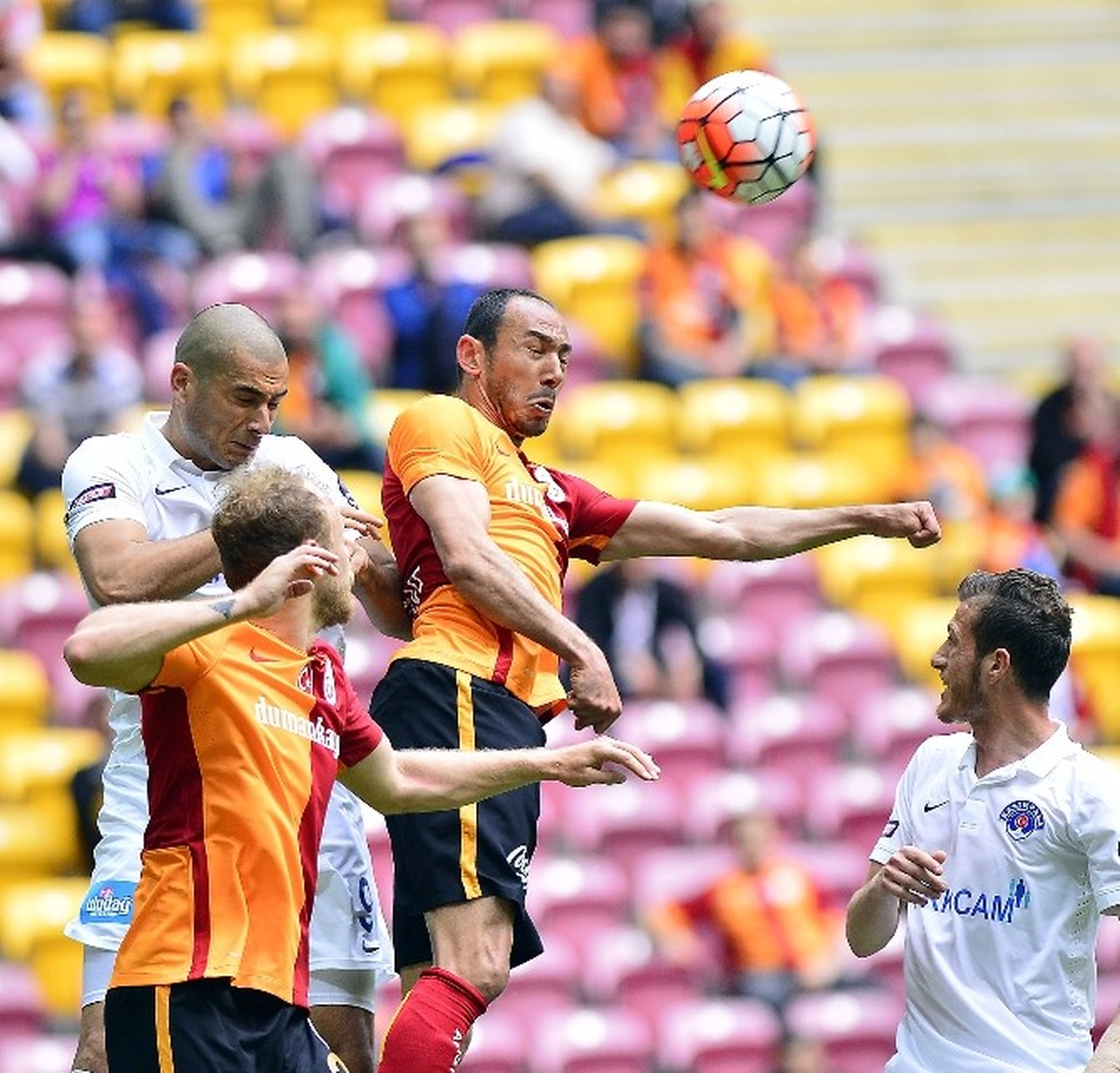Galatasaray Eren Derdiyok\'u Borsaya Bildirdi