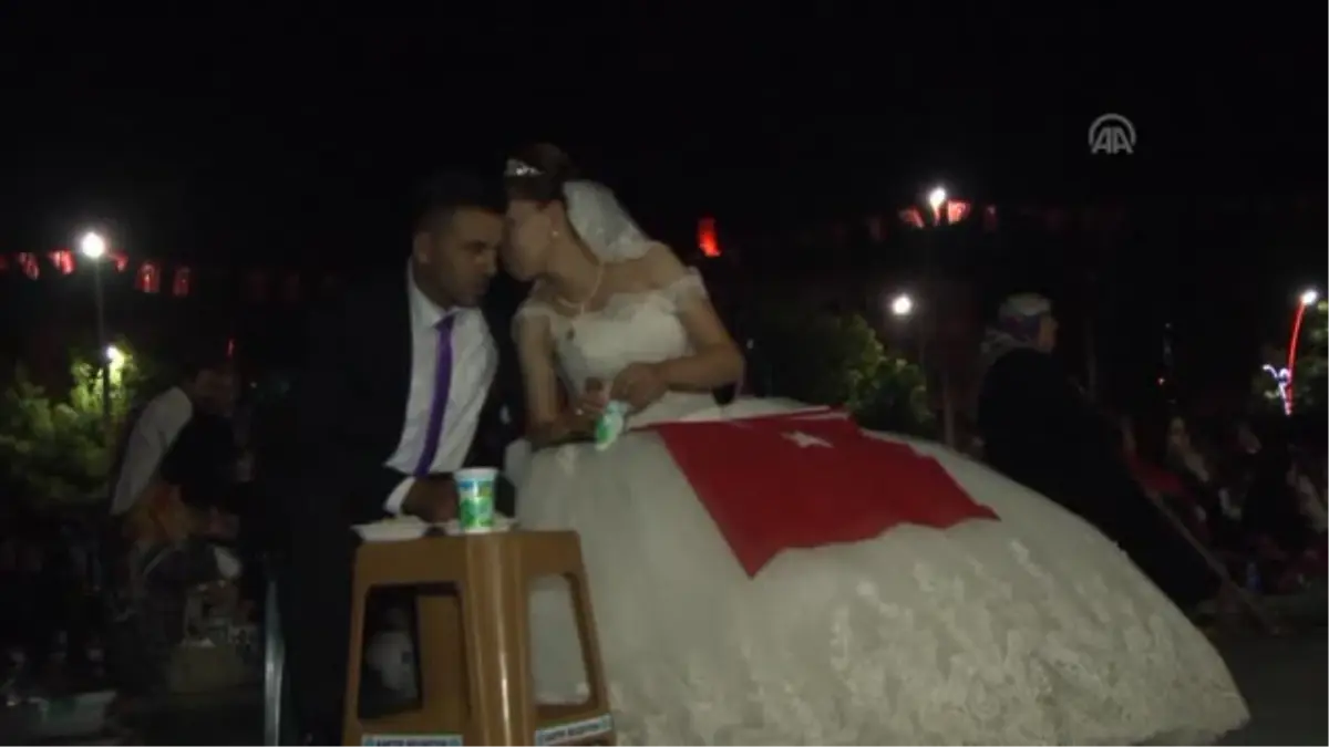 Gelin ve Damat Demokrasi Nöbetinde