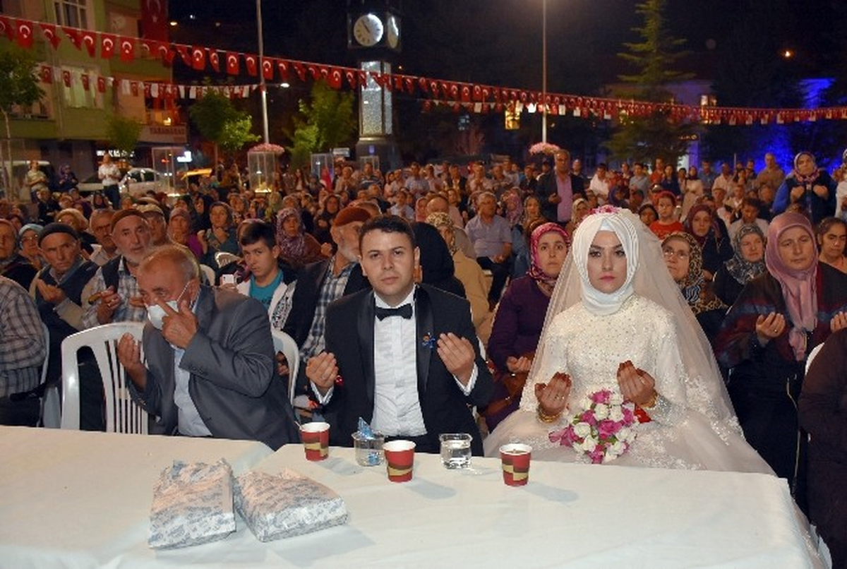 Gelin ve Damattan Demokrasi Nöbetine Destek