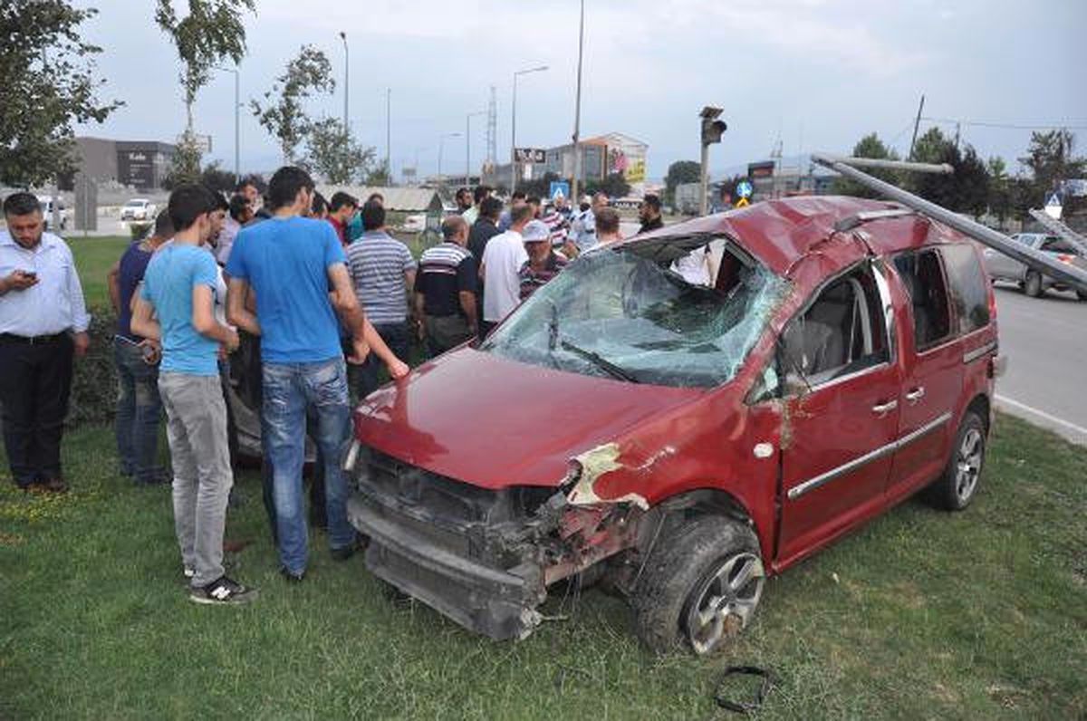 Hafif Ticari Araç Takla Attı; 2 Yaralı