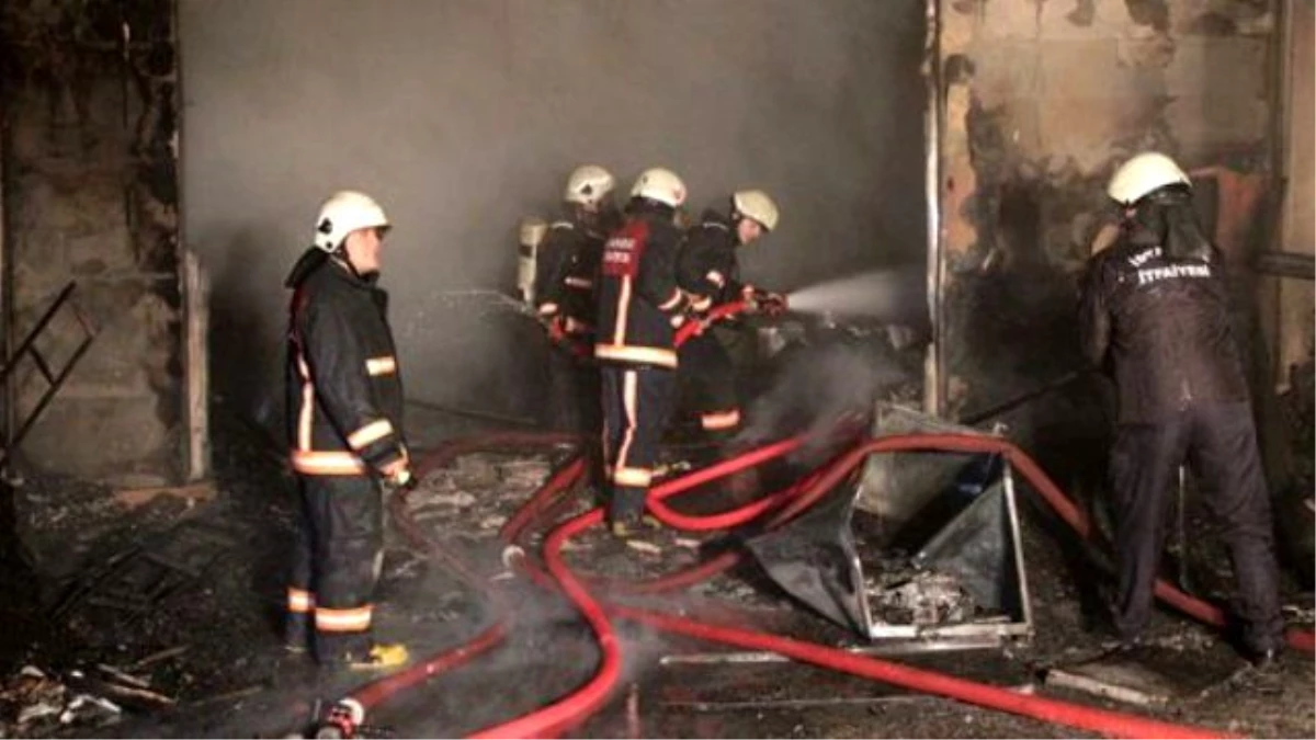 İstanbul\'da İş Yeri Yangını