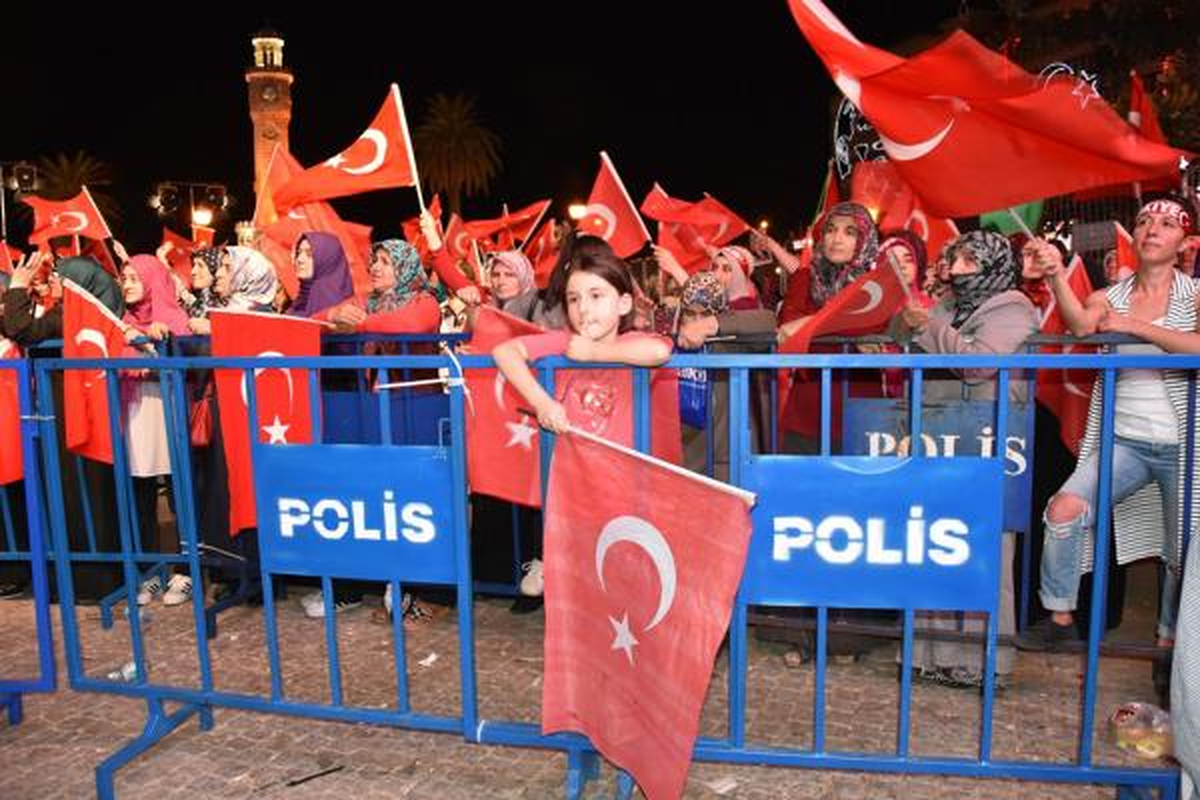 İzmir\'de Demokrasi Nöbetine Devam