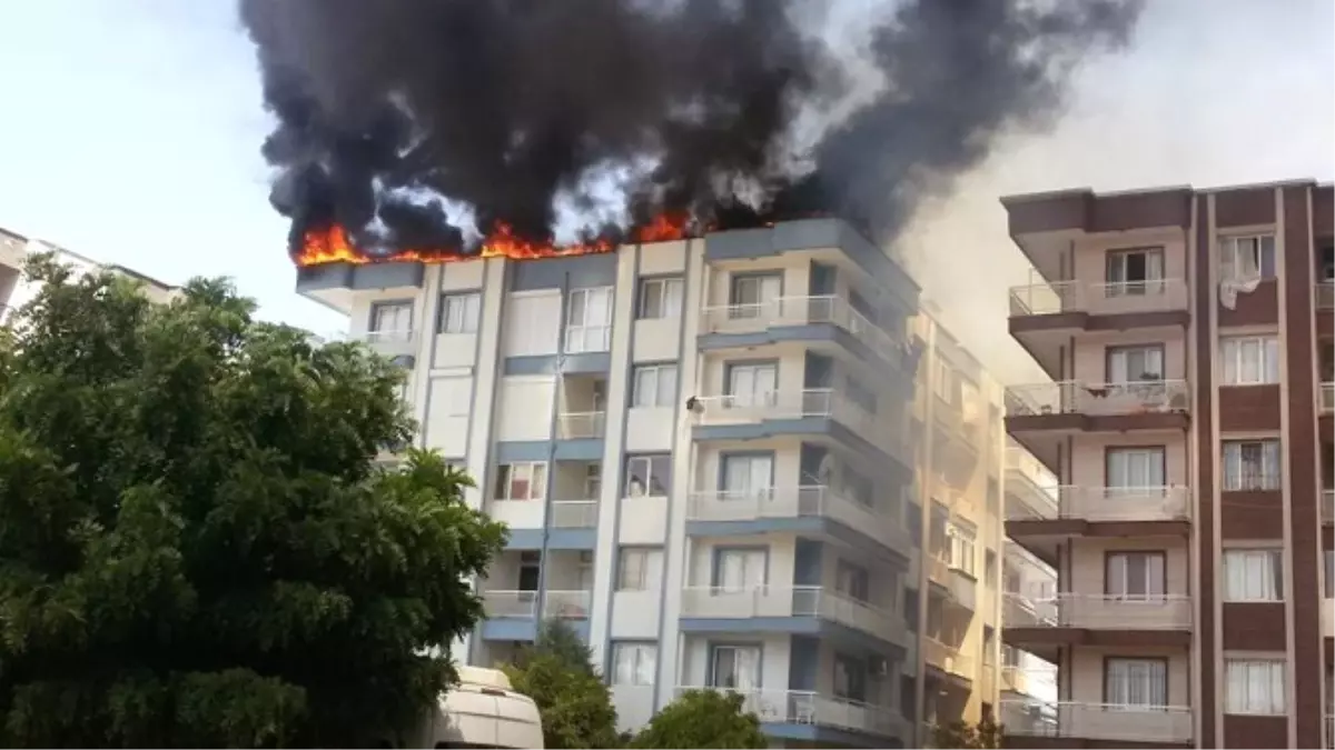 İzmir\'de Korkutan Çatı Yangını