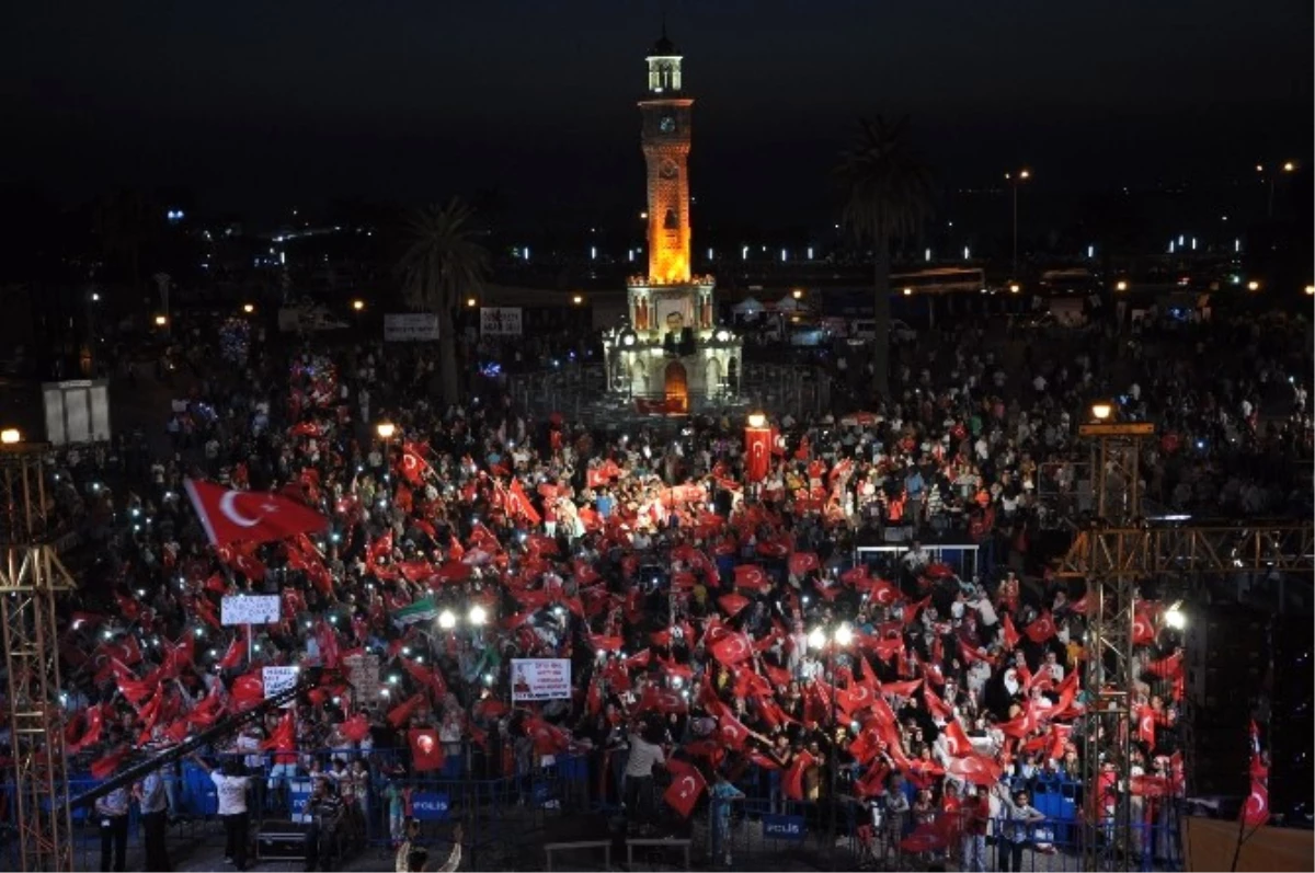 İzmirliler 17. Gününde de \'Demokrasi Nöbeti\'nde