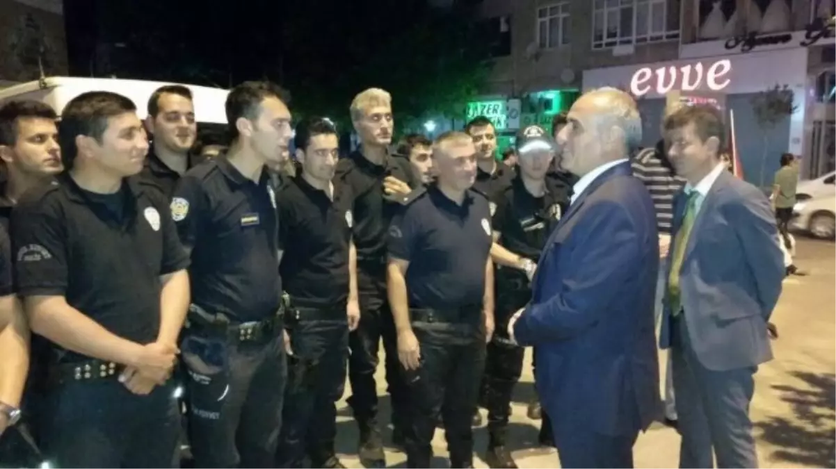 Kaymakamı Kılıç\'tan Demokrasi Nöbetine Katılan Polislere Teşekkür