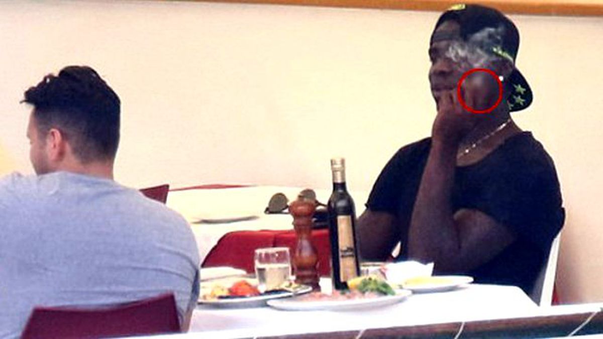 Mario Balotelli, Sigara İçerken Görüntülendi