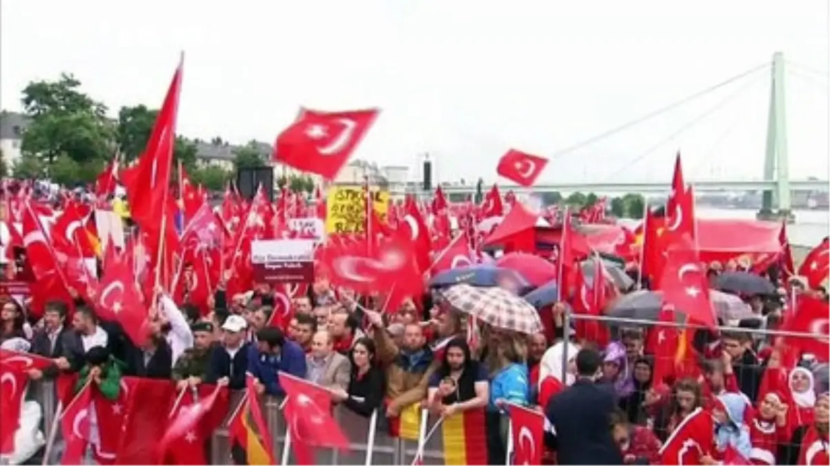 On Binler Darbeye Karşı Demokrasi Mitingi İçin Köln\'de Toplandı