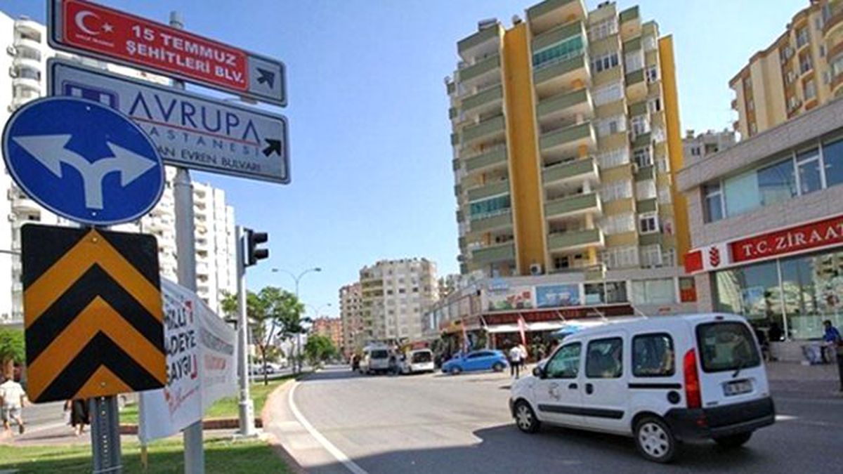 Adanalı Vatandaşlar Kenan Evren Tabelasını 15 Temmuz Şehitler Bulvarı Olarak Değiştirdi