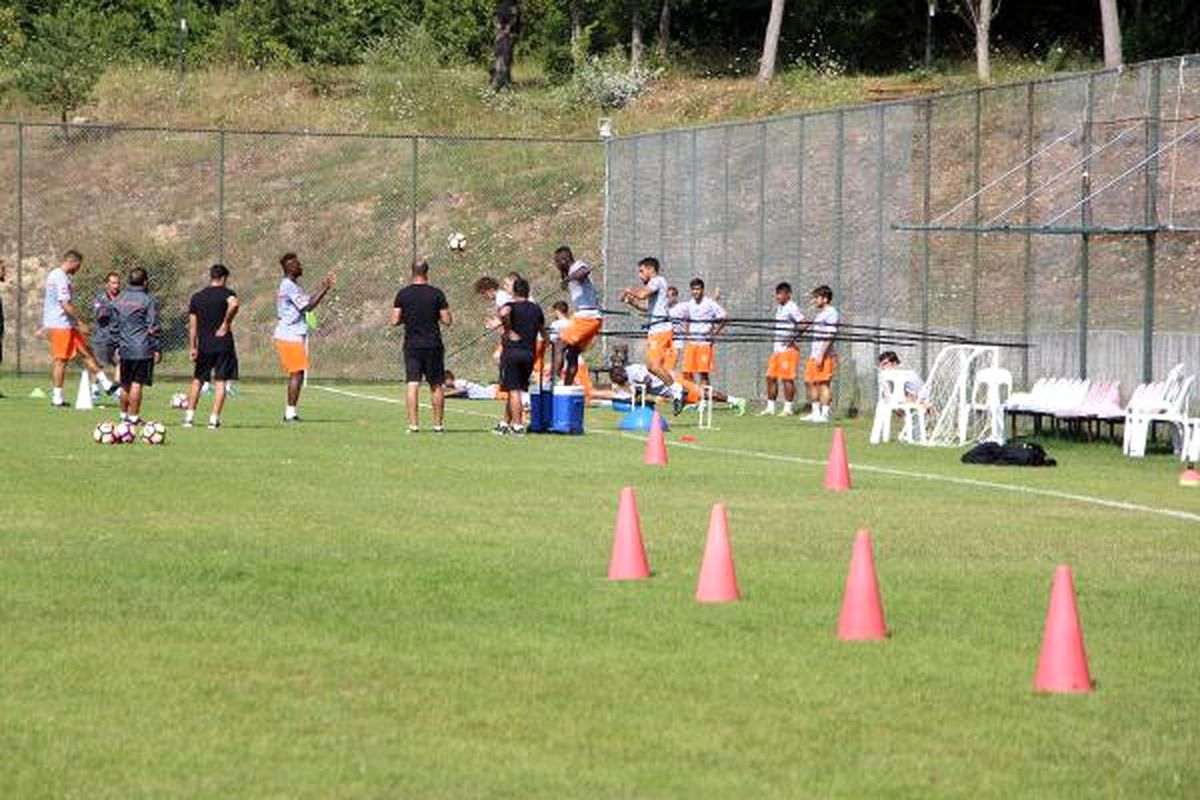 Adanaspor Teknik Direktörü İpekoğlu: "5 Yabancı Futbolcunun Son Anda Türkiye\'ye Gelmekten Vazgeçti"