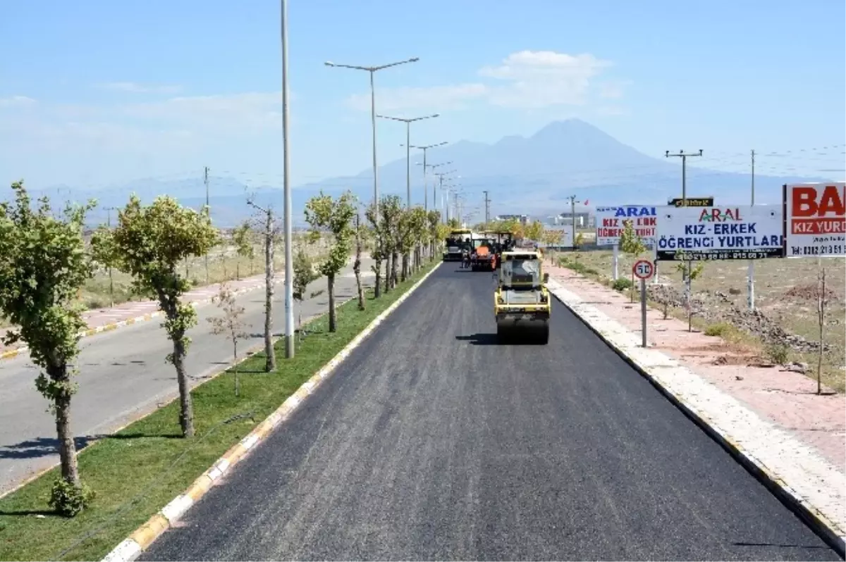 Aksaray Belediyesi, Üniversitesinin Yolunu Asfaltlıyor