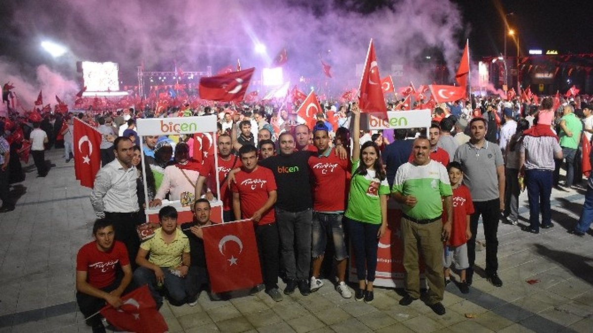 Biçen Marketler\'den Demokrasi Nöbetine Destek
