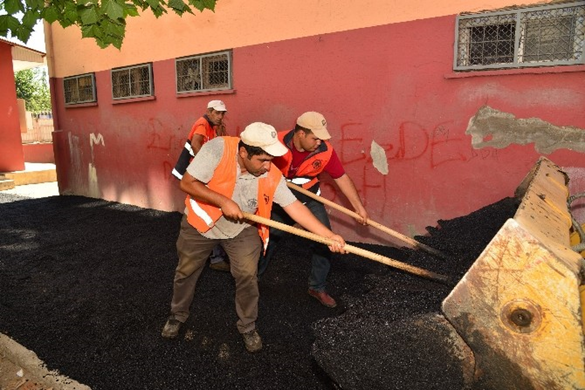 Büyükşehir Belediyesi Okul Bahçelerini Asfaltlıyor