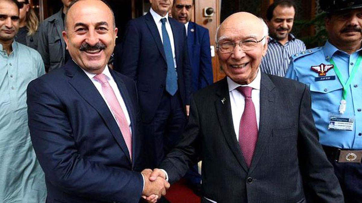 Çavuşoğlu Darbe Girişiminden Sonra İlk Ziyaretini Pakistan'a Yaptı