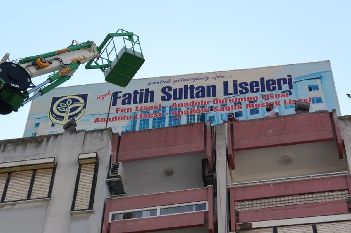 Aydın\'da Cemaatin Özel Kolejinin Reklam Panoları Söküldü