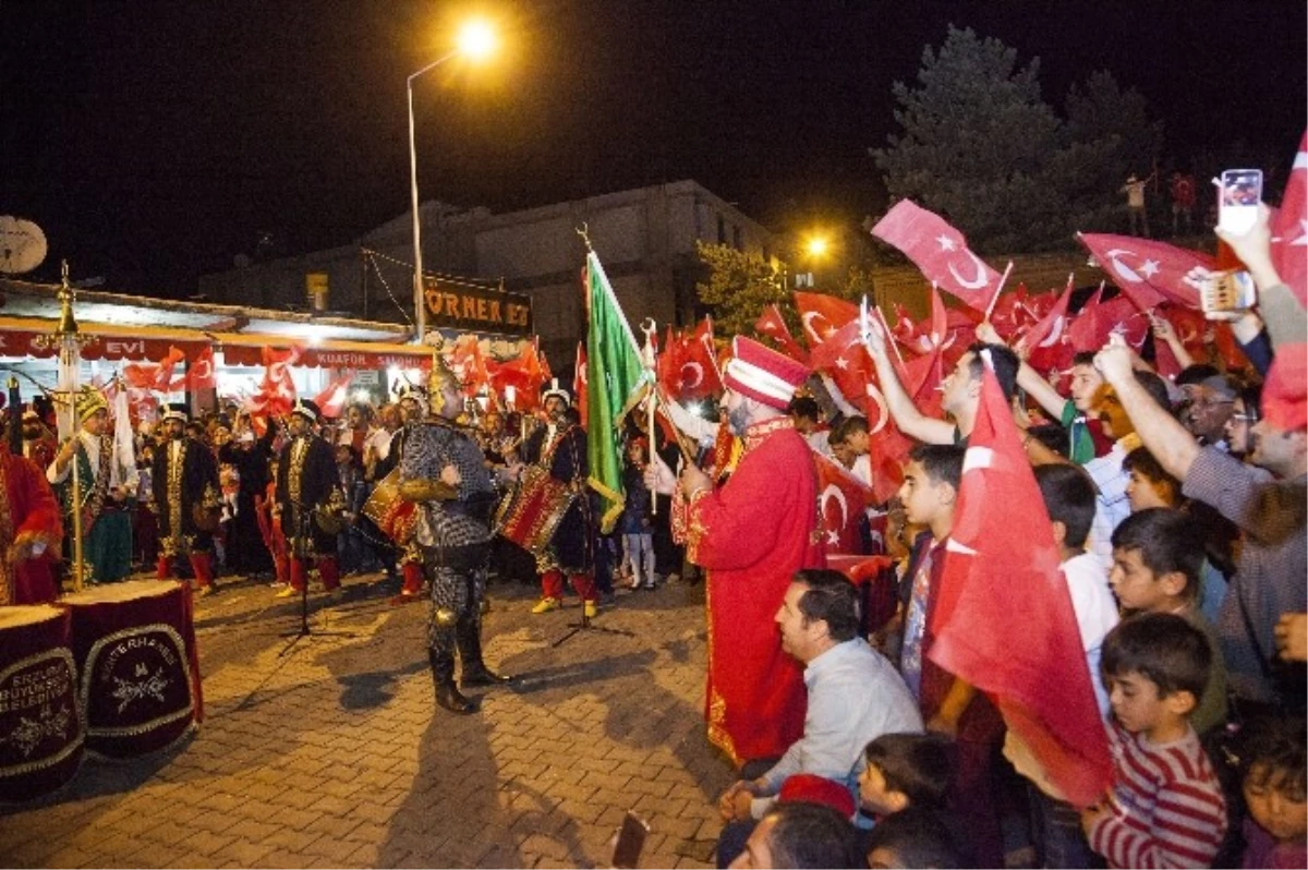 Demokrasi Nöbetçilerine Mehteranlı Destek