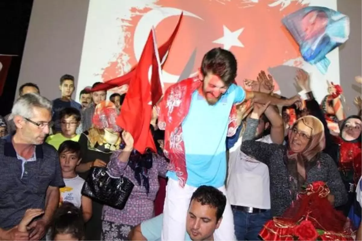 Demokrasi Nöbetinde Ellerine Kına Yakılarak Askere Uğurlandı
