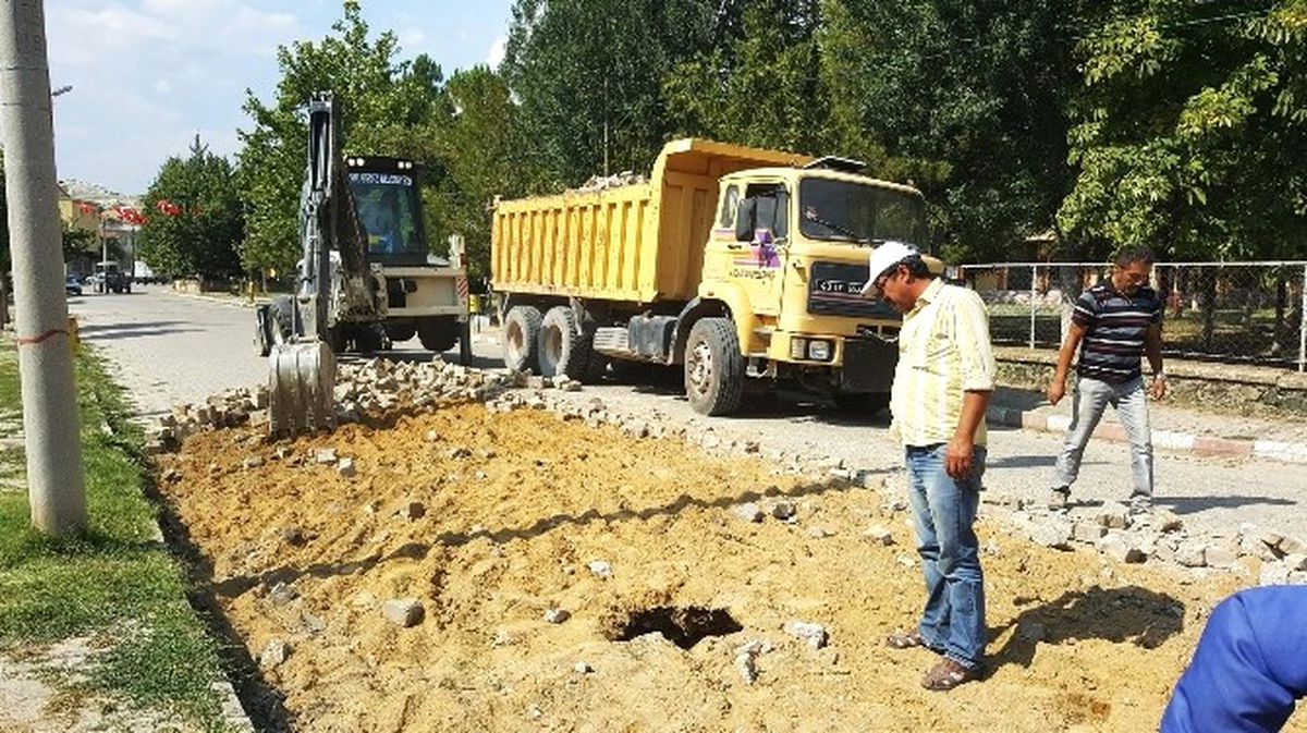 Eskigediz Akçaalan Mahallesi\'ne 4 Bin Metrekare Kilitli Parke Taşı