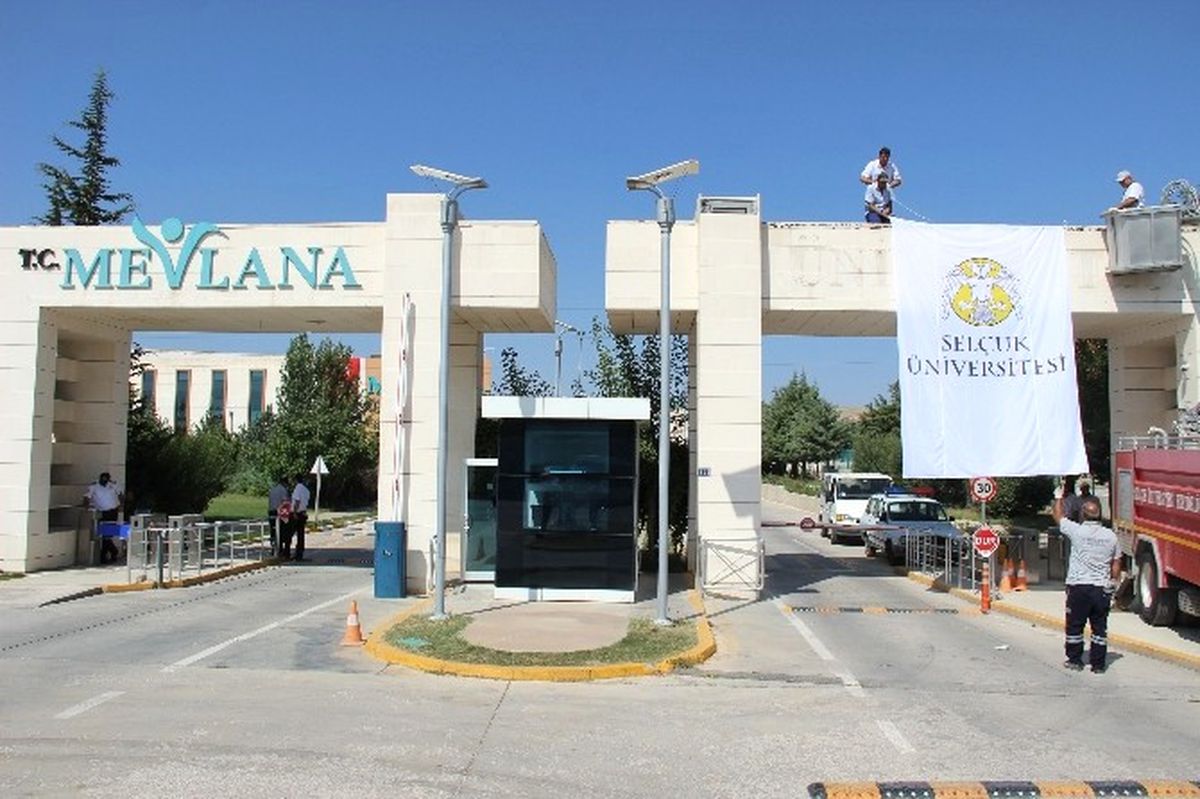 Fetö\'den Kapatılan Üniversitenin Tabelaları İndirildi