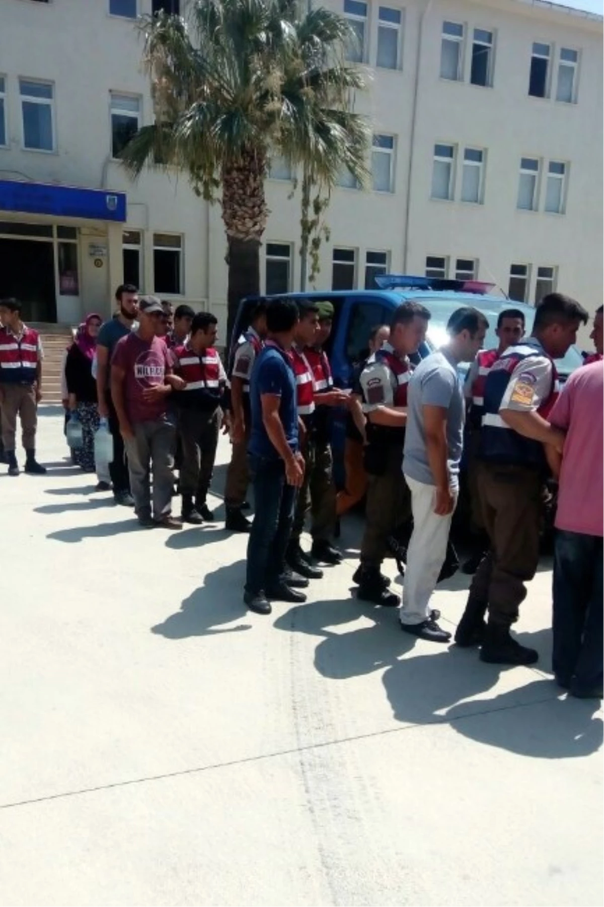 İzmir\'de FETÖ\'nün Derneğine Düzenlenen Operasyonda 20 Kişi Yakalandı