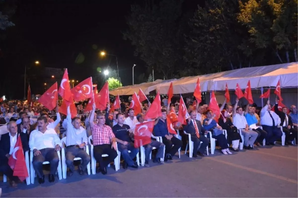 İl Genel Meclisi Toplantısı "Demokrasi Nöbeti"Nin Tutulduğu Meydanda Yapıldı