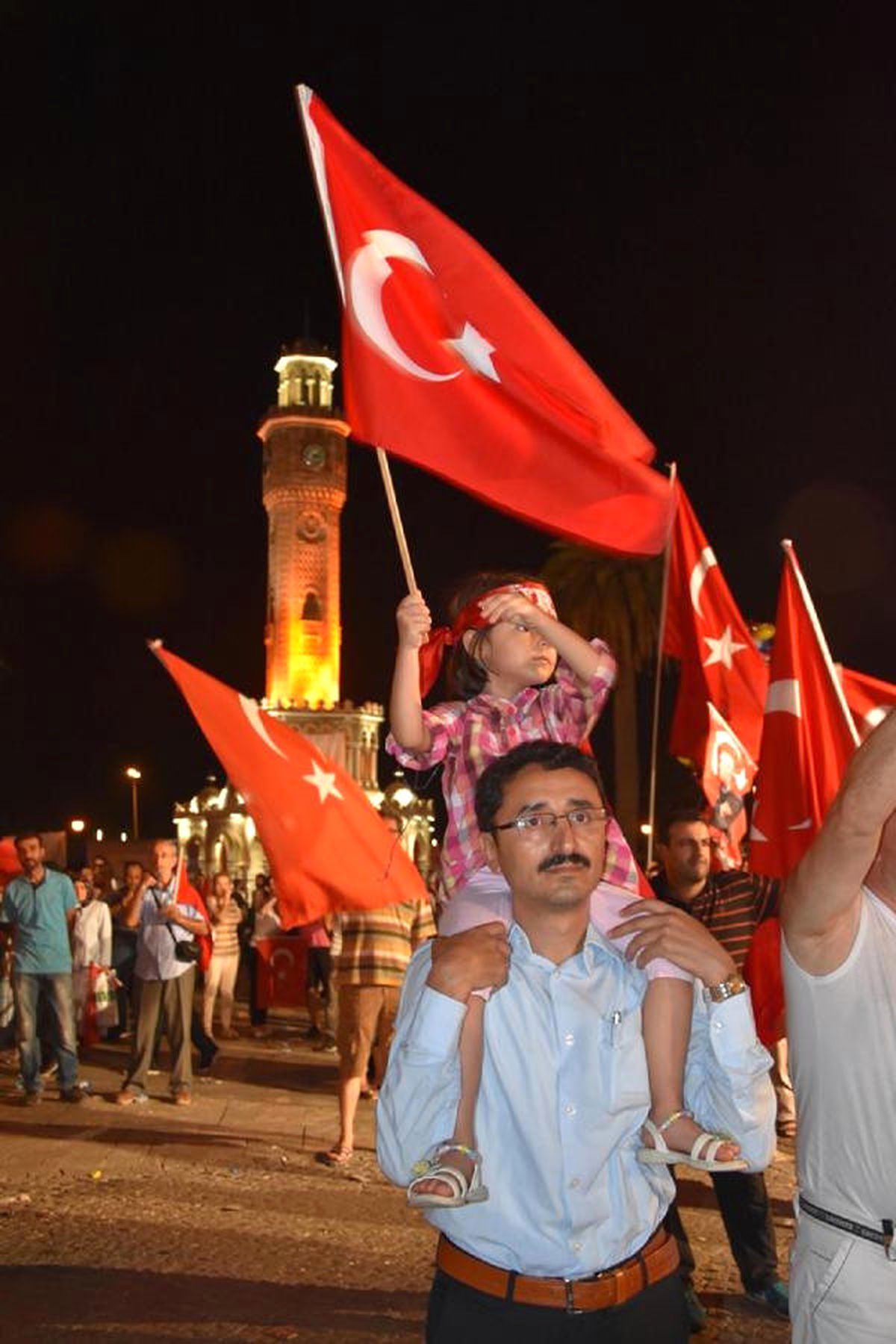 İzmir\'de Binlerce Kişi Konak Meydanı\'nda Buluştu