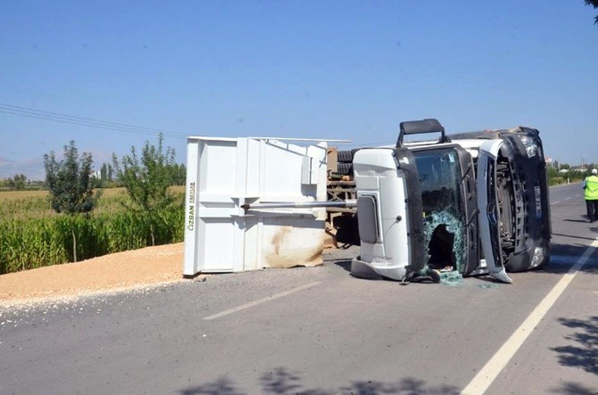 Karaman\'da Devrilen Kum Yüklü Kamyon Yolu Ulaşıma Kapattı