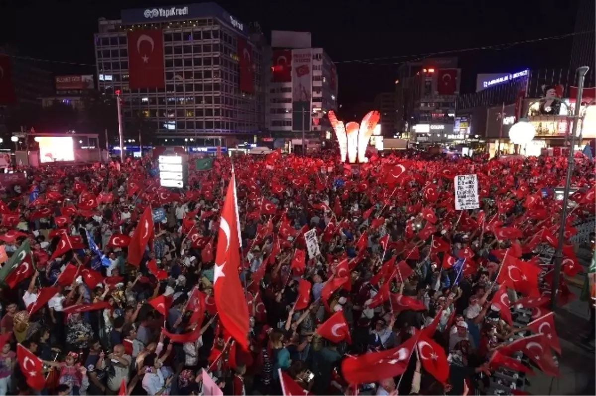 Kızılay\'daki Demokrasi Nöbetinde Birlik ve Beraberlik Mesajı