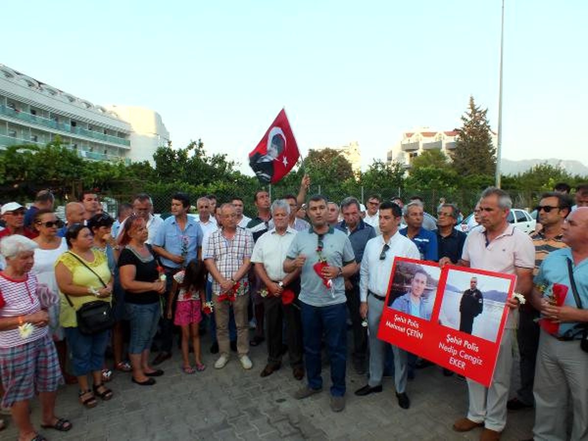 Marmaris\'te, CHP\'liler Demokrasi Şehitleri İçin Anma Töreni Düzenledi