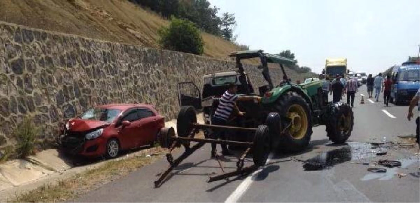 Otomobil Traktöre Çarptı: 3 Yaralı