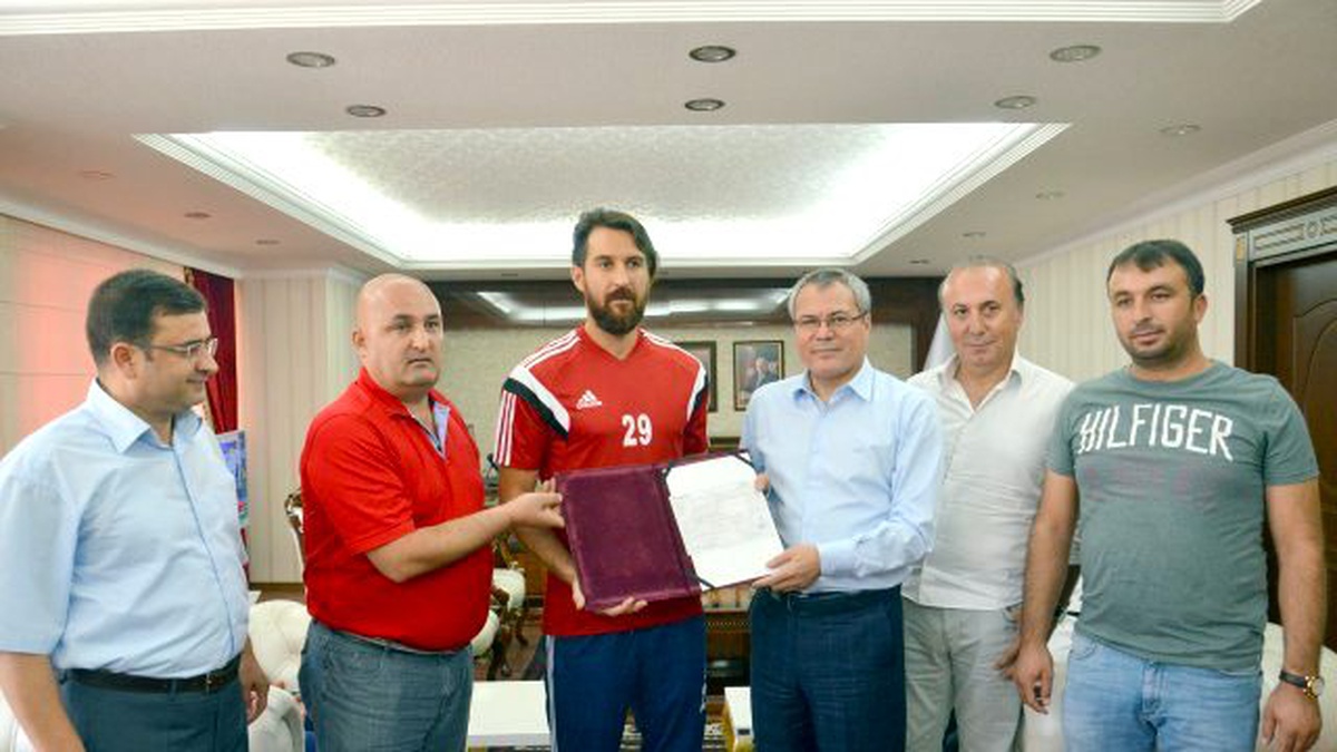 Petrolspor Futbolcuları, Demokrasi Şehitlerine Bağışta Bulundu