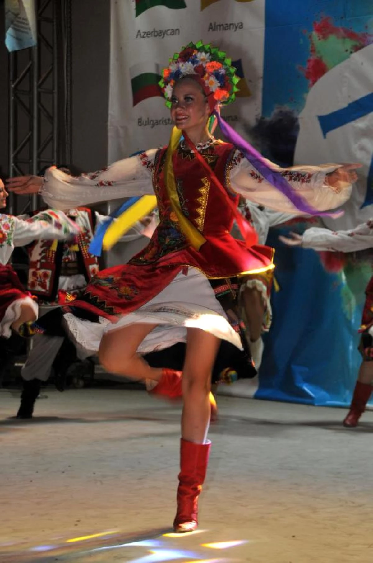 Rize\'de \'Tulum ve Müzik Festivali\'nde Monuk Dansçılar Türk Bayraklarıyla Yürüdü