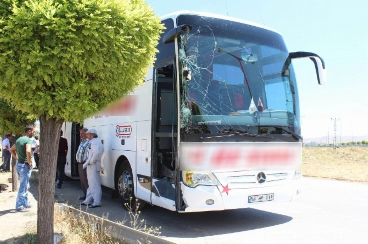 Sivas\'ta Yolcu Otobüsü ile Traktör Çarpıştı: 4 Yaralı