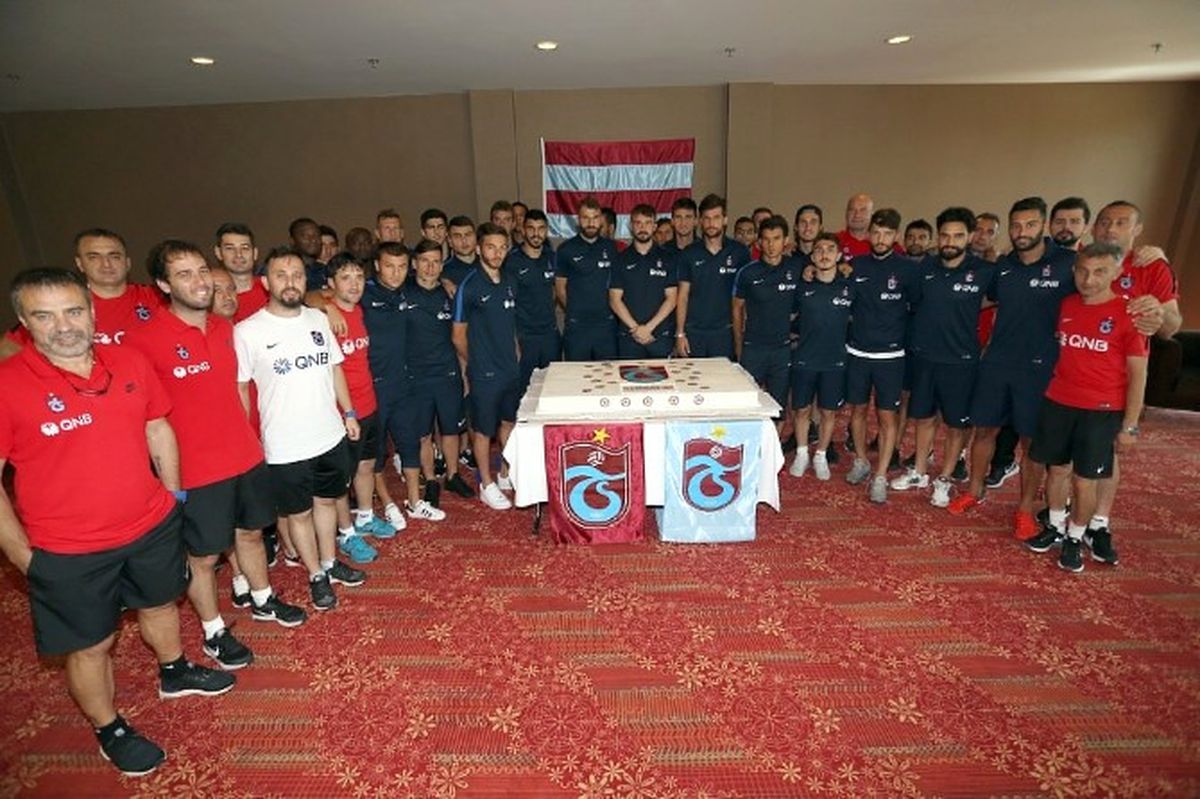 Trabzonspor Kuruluş Yıldönümünü Macaristan\'da Pasta Keserek Kutladı