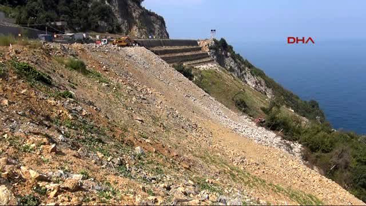 Zonguldak Kamyon 30 Metrelik Uçuruma Yuvarlandı