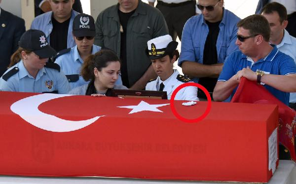 12 Günlük Bebeğinin Minik Eldiveni, Şehit Tabutuna Konuldu