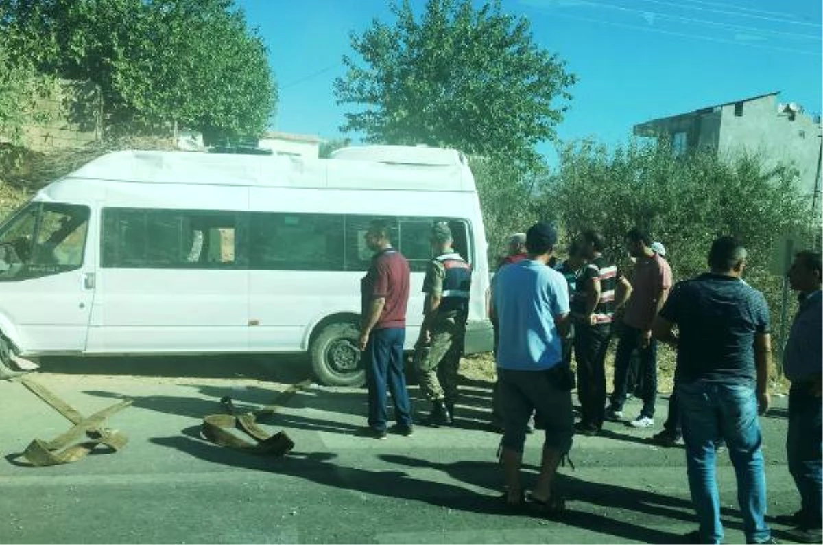 Adıyaman\'da İşçi Minibüsü Devrildi: 14 Yaralı