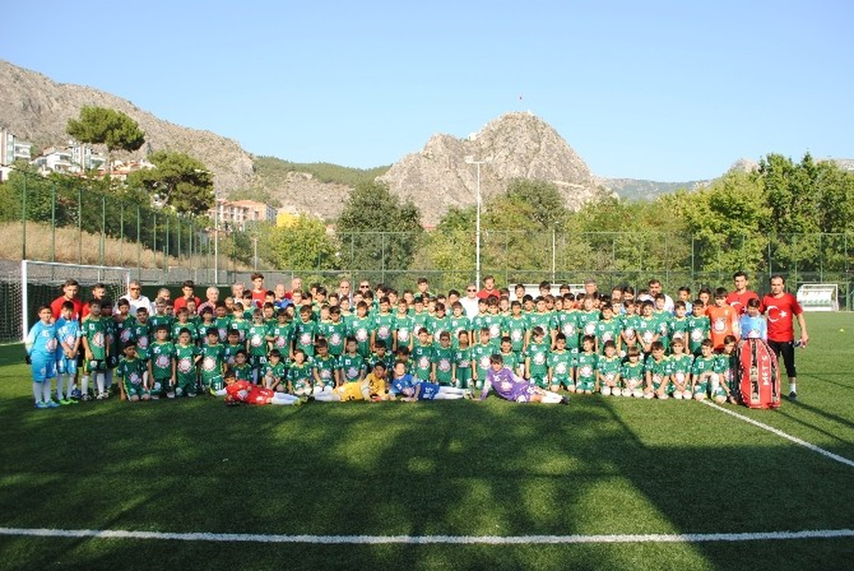 Amasya Belediyespor\'dan 145 Çocuğa Futbol Eğitimi