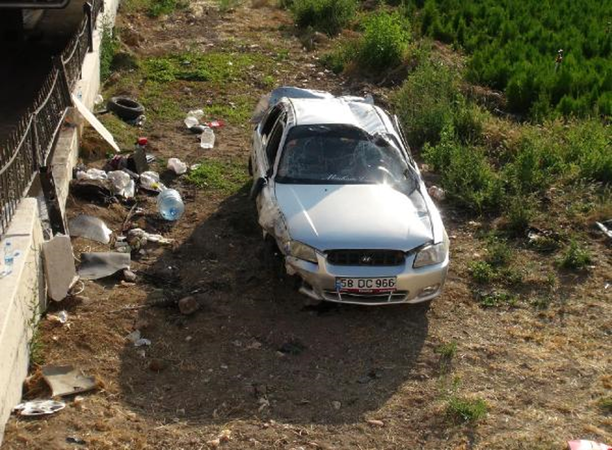 Aracın Arkadan Çarpıp Kaçtığı Otomobilde 2 Kişi Yaralandı
