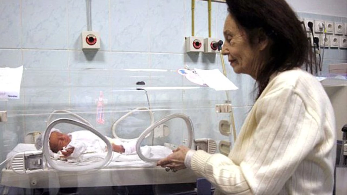 Avustralya\'da Bir Kadın, Tüp Bebek Tedavsi ile 63 Yaşında Anne Oldu